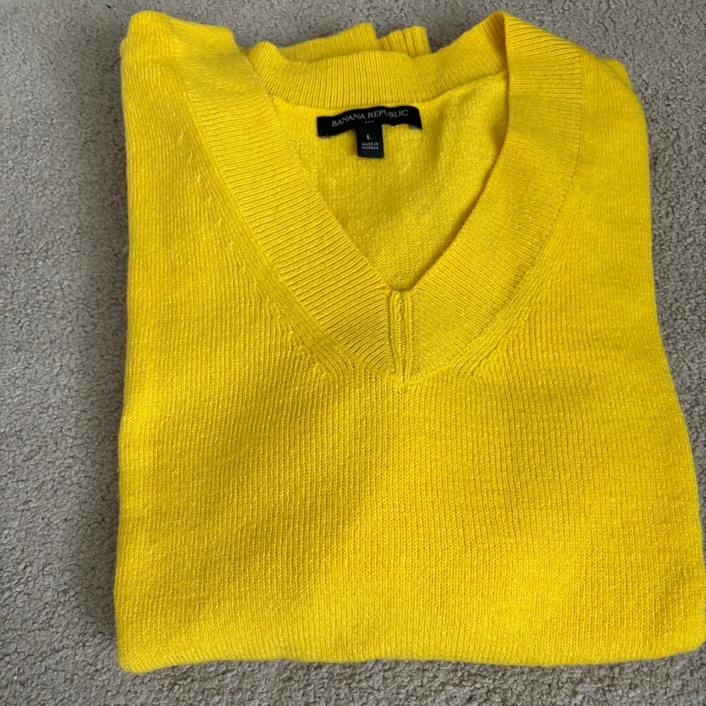 Banana Republic Sweater Womens Large Yellow Merino Wool Pullover V Neck Preppy
